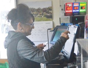 天降横财 美国老人不花1分钱中彩票大奖-千博