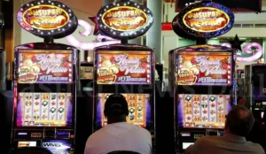 美国纽约华裔男子在非法赌场内涉嫌贩毒！陪老板对同行收保护费-千博