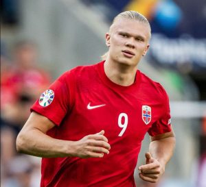 哈兰德4分钟双响！完美1年收官：3冠3金靴56球，甩开姆巴佩-千博