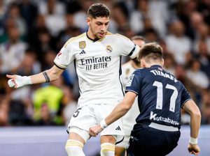 西甲：皇马2-1逆转皇家社会，开局5连胜+反超巴萨登顶，6万人狂欢-千博