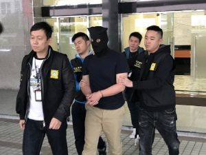 澳门烂赌保安欠赌债“万念俱灰”下当蒙面劫匪抢劫被捕-千博