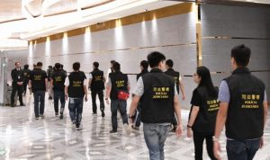 走“狗屎运”赌客借贵利翻本赌足半日未见起色 幸遇司警反罪恶即场助逮贵利脱险-千博