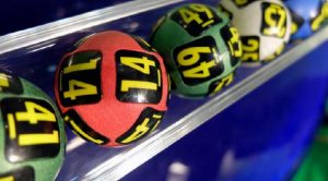 女士中8千万彩票巨奖匿名火速领 现场分享心得-千博