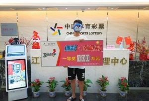 90后奶爸在儿子生日当天买刮刮卡 喜中100万大奖-千博