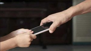 疑似连续几夜玩手机，金边一名中国小伙猝死-千博