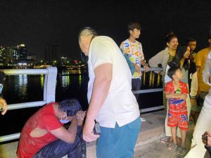 跳河后又后悔,男子自己游回岸边-千博