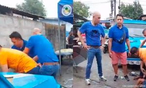 菲律宾一市长走进社区关怀老人 意外目睹街头毒品交易-千博