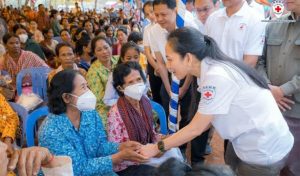 柬埔寨第一夫人率志愿医生为民众提供免费治疗-千博