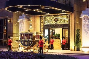 英皇娱乐根据协议调高年度上限以从澳娱获取更多管理澳门英皇娱乐酒店的资金-千博