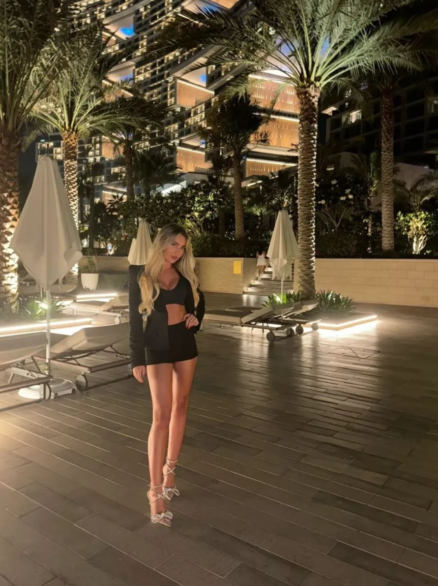 图片[3]-19岁苏格兰女孩辞掉工作来到迪拜，在一档真人秀里卖起了房子-千博