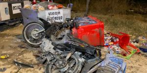 金边一中国男子酒驾撞路边摊，欲逃逸时被居民拦住！-千博