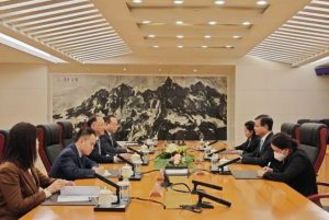 外交部部长助理农融会见老挝新任驻华大使宋蓬-千博