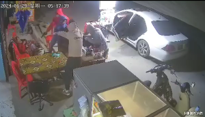 “别动，动就开枪！”缅甸木姐做换钱生意的人被抢劫-千博