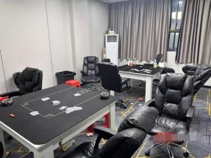 年末,一些在外地创业的人员陆续返乡,为了掏空这些人的口袋,湖北大冶4名男子竟公然开起了赌场,并招了3名年轻女性担任“荷官”。不想这热闹的场面在吸引众多赌徒的同时,也招来了民警。1月25日,该“竞技馆”4名老板因涉嫌开设赌场罪被刑事拘留。-千博