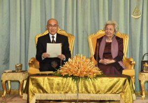 200名富豪觐见国王国母-千博