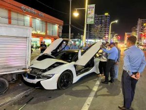 西港一中国女子开宝马连环撞-千博