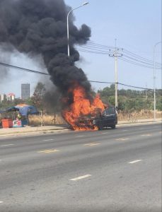 突发!西港一辆汽车自燃-千博