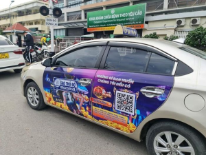 越南首都惊现‘赌博流动广告’：出租车公然张贴赌博网站，市民愤怒，当局处理乏力！-千博