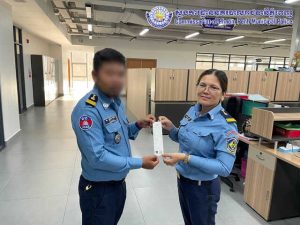 骑车不戴头盔打电话，金边交警遭罚35美元-千博