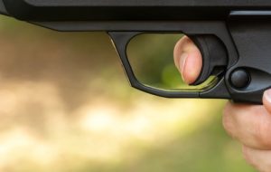 扑克玩家在拉斯维加斯酒店向空中射击 70 多次后被拘留-千博