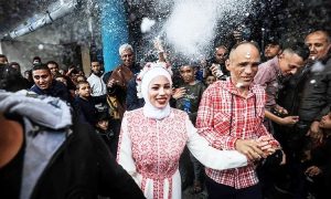 加沙一对新人在拉法边境举行了隆重的战时婚礼-千博