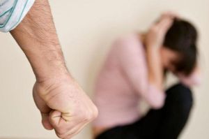 缅甸彬乌伦,男子家暴18岁妻子,妻子被刀捅成重伤-千博