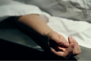 菲律宾两夫妻吵架，丈夫持刀追砍妻子，不料被妻子反杀……-千博