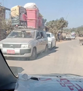 缅北腊戌数百辆逃难车辆被堵在路上交罚款,中国人、外族人5万缅元起步-千博