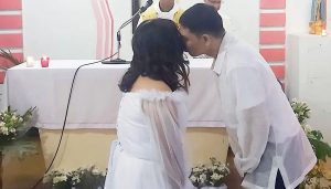 尊重!祝福!男友被前女友指控坐牢,菲律宾痴情女子追到监狱办婚礼-千博