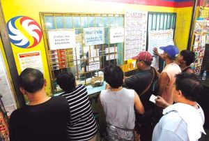 菲律宾乐透大奖吸引众人投注 销售额创下2.65亿-千博