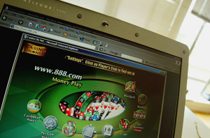 加国金融情报机构警告 犯罪分子借赌博网洗钱-千博