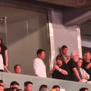 工作休闲两不误! 菲律宾总统观看Coldplay演唱会-千博