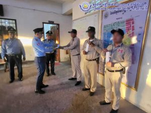 骑车不戴头盔，3名公务员各罚15美元-千博