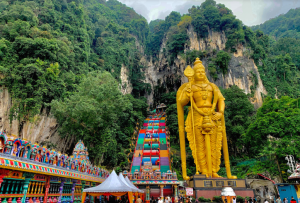 无需再爬272级梯了!大马黑风洞今年建电动扶梯-千博