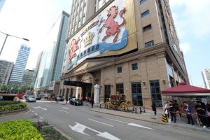 访澳旅客多赌收变好英皇拟调升卫星场服务费年度上限-千博