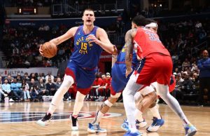 狂轰42分12板8助！约基奇爆发，卫冕冠军险胜鱼腩，普尔仅4分拉胯-千博