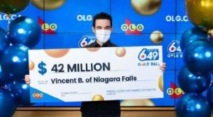 帅小伙擒2.2亿彩票巨奖 目标成为顶级厨师-千博