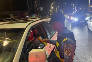 西港昨晚440多汽车被查!-千博