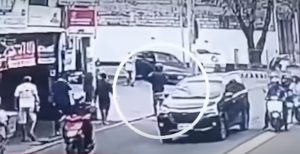 光天化日下被刺 社区主席见状追上并制服持刀嫌犯-千博