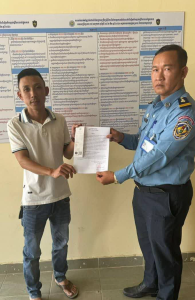 西港男子未戴头盔骑警牌摩托车,事后到警局缴罚款!-千博