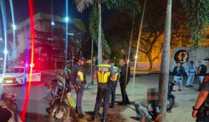 白色出租车司机深夜被持枪