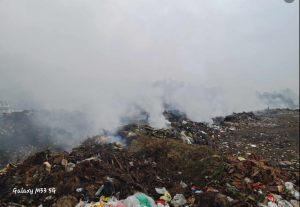 缅北莫宁垃圾场起火，燃烧时间长达2个月，居民叫苦连天：太臭了-千博