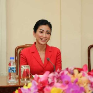 地产大亨欲选主席遭洪森劝退，陈丰明公爵夫人获支持-千博