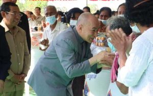 西哈莫尼国王慰问贫民-千博