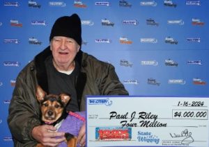 老人中2877万怀抱宠物狗兑奖 打算为动物捐款-千博