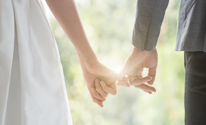 女子重婚还诈骗24万余元，获刑4年7个月-千博