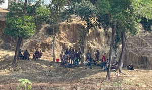 缅甸内战战火蔓延至邻国边境地区，至少两人被炸死！-千博