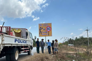贡布交警在3号公路，放置大尺寸限速标志牌！-千博