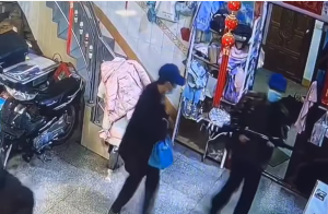 缅北木姐4名劫匪持枪抢劫，屋主被枪打晕，家中保险箱和车被枪走-千博