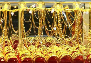 缅甸金价持续上涨,部分金店内看似人很多,实际上他们只卖不买-千博